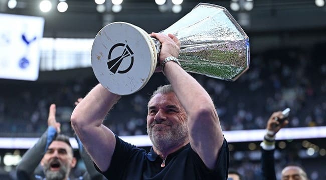 Ange Postecoglou lifting europa league trophy